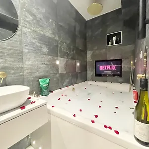 Coastline Retreats - Cloud9: Luxury Garden Flat With Modern Amenities Apartment Bournemouth